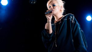 Reviewing Lily Allen’s Memorable SNL Performance: A Visual and Auditory Experience