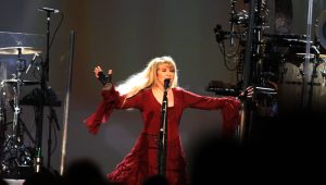 Glamorous Harmony: Stevie Nicks and Sabrina Carpenter’s Showstopping Met Gala Duet