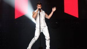 Ricky Martin Concert Halted by Tear Gas: Fans and Performers Forced to Evacuate